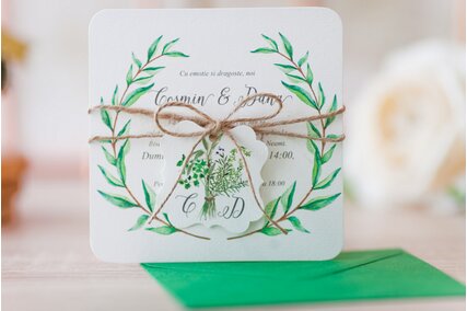 invitatie vintage cu coronita de frunze cu sfoara legata si fundita