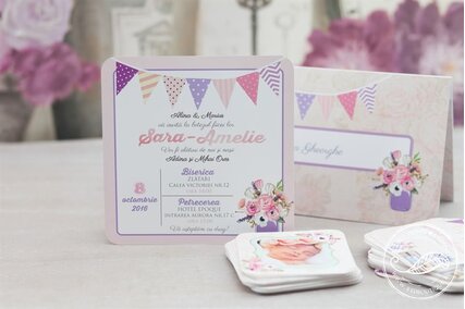 invitatie cu poza bebelus si rama cu flori roz