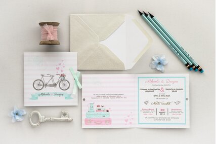 invitatie de nunta roz cu inimioare si bicicleta legata cu fundita de satin