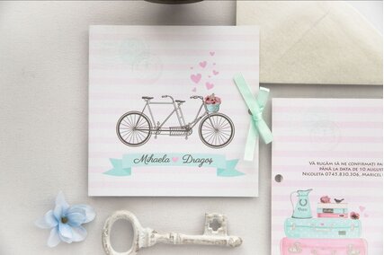 invitatie de nunta roz cu inimioare si bicicleta legata cu fundita de satin