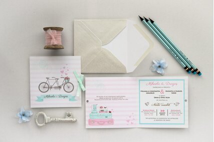 invitatie de nunta roz cu inimioare si bicicleta legata cu fundita de satin