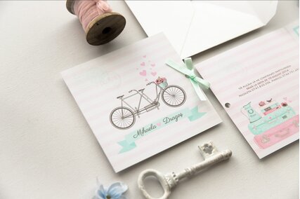invitatie de nunta patrata cu bicicleta dungi si inimioare roz
