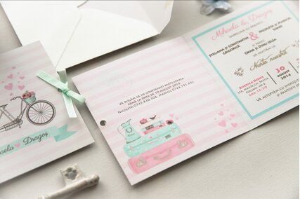 invitatie de nunta patrata cu paris si bicicleta cu inimioare roz