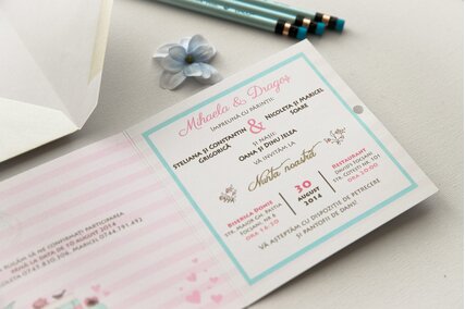 invitatie de nunta cu roz cu dungi si bicicleta