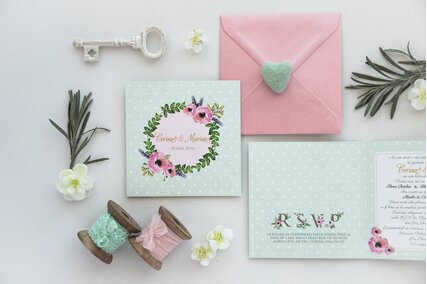 invitatie patrata cu flori roz in forma de coronita si plic roz