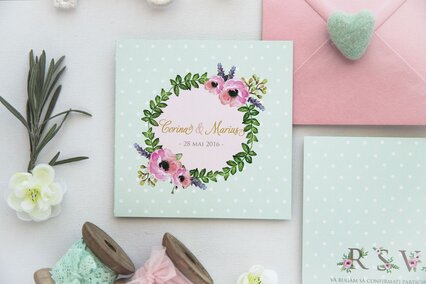 invitatie patrata cu flori roz in forma de coronita si plic roz