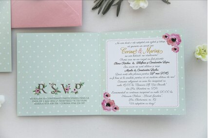 invitatie verde deschis cu flori roz in colt