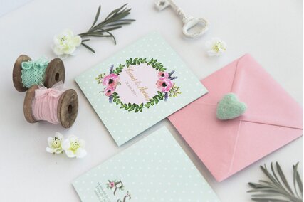 invitatie cu anemone roz si coronita de verdeata cu plic roz