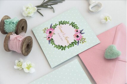 invitatie cu anemone roz si coronita de verdeata cu plic roz