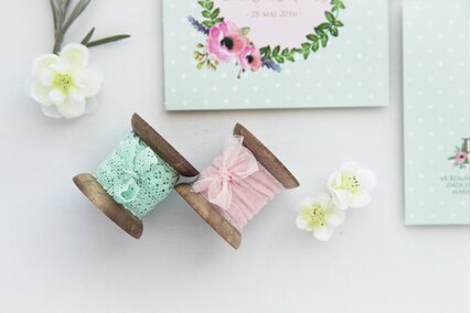 invitatie cu anemone roz si coronita de verdeata cu plic roz