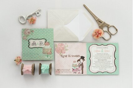 invitatie chic verde dechis cu buline albe si tort cu flori