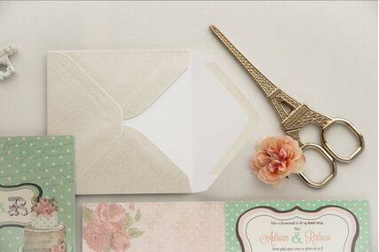 invitatie verde cu roz cu buline si tort