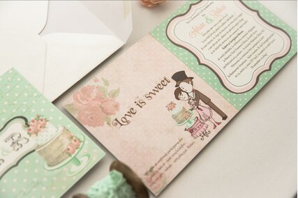 invitatie patrata chic cu roz si verde cu desen miri