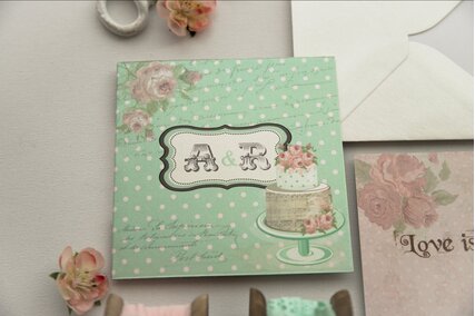 invitatie verde cu roz cu buline si tort