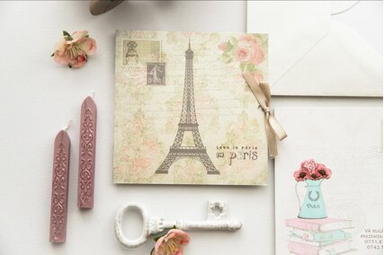 invitatie cu paris si trandafiri legata cu fundita