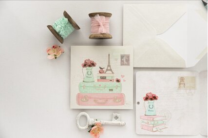 invitatie chic cu valiza si turnul eifell