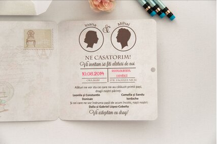 invitatie de nunta chic patrat cu valiza si paris cu flori