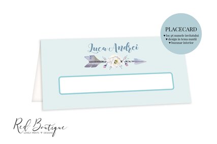 placecard pentru dar de botez albastru cu pene gri si loc pentru nume invitat