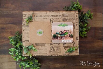 invitatie vintage kraft cu frunze verzi si poza bebelus pentru botez