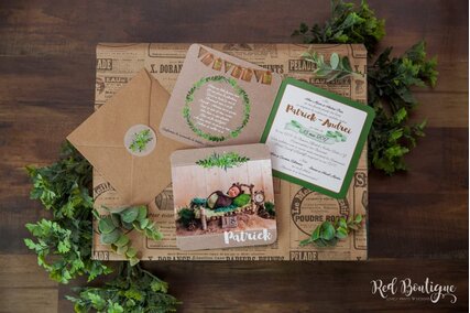 invitatie vintage kraft cu frunze verzi si poza bebelus pentru botez