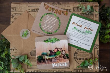 invitatie vintage kraft cu frunze verzi si poza bebelus pentru botez