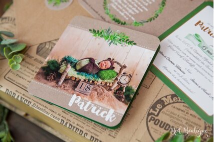 invitatie vintage kraft cu frunze verzi si poza bebelus pentru botez