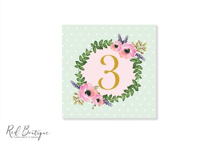 numar de masa patrat pentru nunta cu verde si buline si flori roz cu verdeata