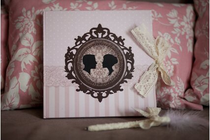 carte de oaspeti roz eleganta cu foi albe