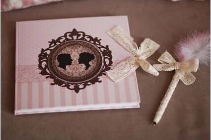 guestbook personalizat roz legat cu dantela si foi albe