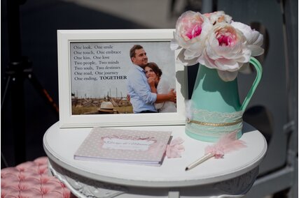 detaliu guestbook chic cu dantela