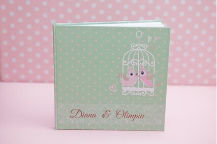 carte de oaspeti pentru nunta chic verde deschis cu buline si pasari roz in colivie