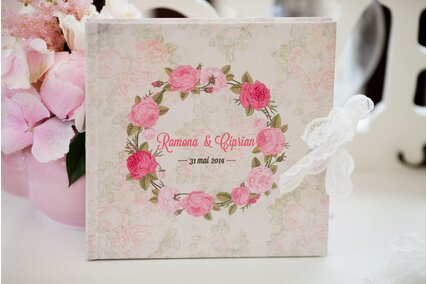carte pentru oaspeti cu trandafiri si funda din dantela