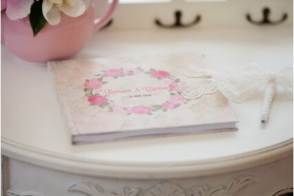 carte pentru oaspeti cu trandafiri si funda din dantela