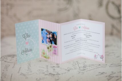 invitatie cu poza miri si paris cu flori roz si timbre