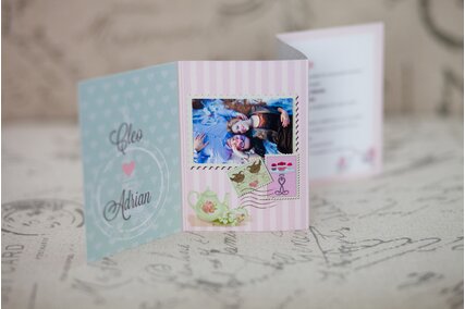 invitatie cu poza miri si paris cu flori roz si timbre