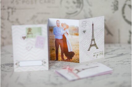 invitatie cu poza miri si paris cu flori roz si timbre