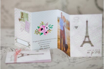 invitatie cu paris legata cu fundita roz de satin