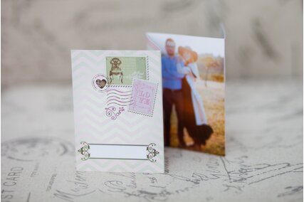 invitatie cu poza miri si paris cu flori roz si timbre