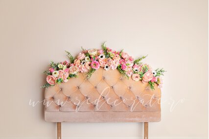 fundal foto cu flori colorate pe marginea patului