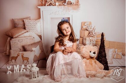 fundal craciun elegant cu semineu si beculete aurii