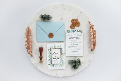 invitatie cu rama rose gold si verdeata moderna cu plic albastru si sigiliu