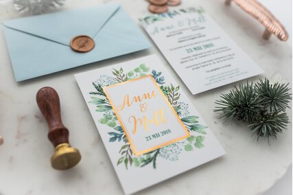 invitatie cu rama rose gold si verdeata moderna cu plic albastru si sigiliu