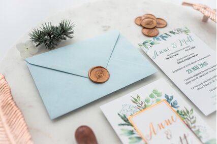 plic albastru cu sigiliu pentru invitatii moderne