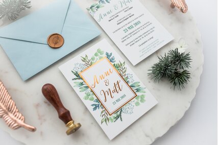 invitatie elegant moderna cu elemente aurii