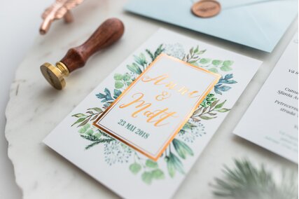 invitatie moderna cu auriu si verde