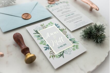 invitatie moderna cu auriu si verde