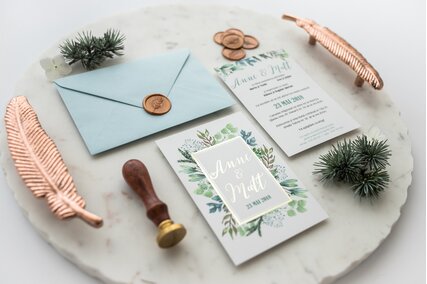 invitatie moderna cu auriu si verde