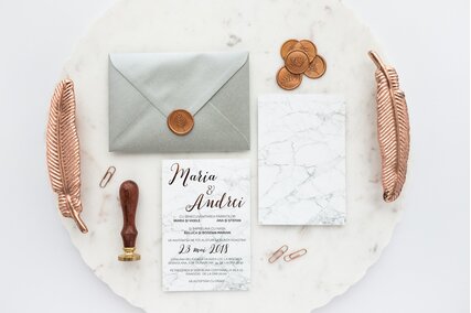 invitatie eleganta cu marmura alba pe hartie mata cu scris rose gold si sigiliu