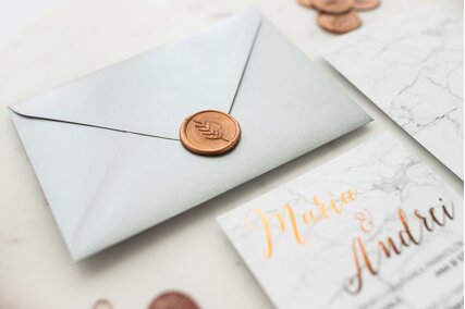 invitatie eleganta cu marmura alba pe hartie mata cu scris rose gold si sigiliu