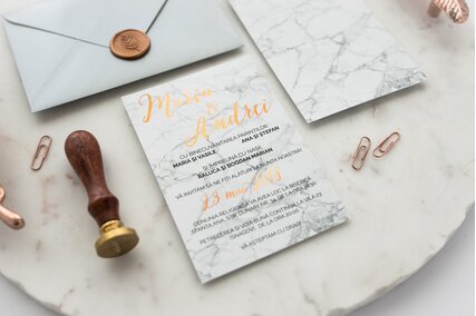 invitatie de nunta eleganta cu marmura alba pe hartie mata cu scris rose gold si sigiliu